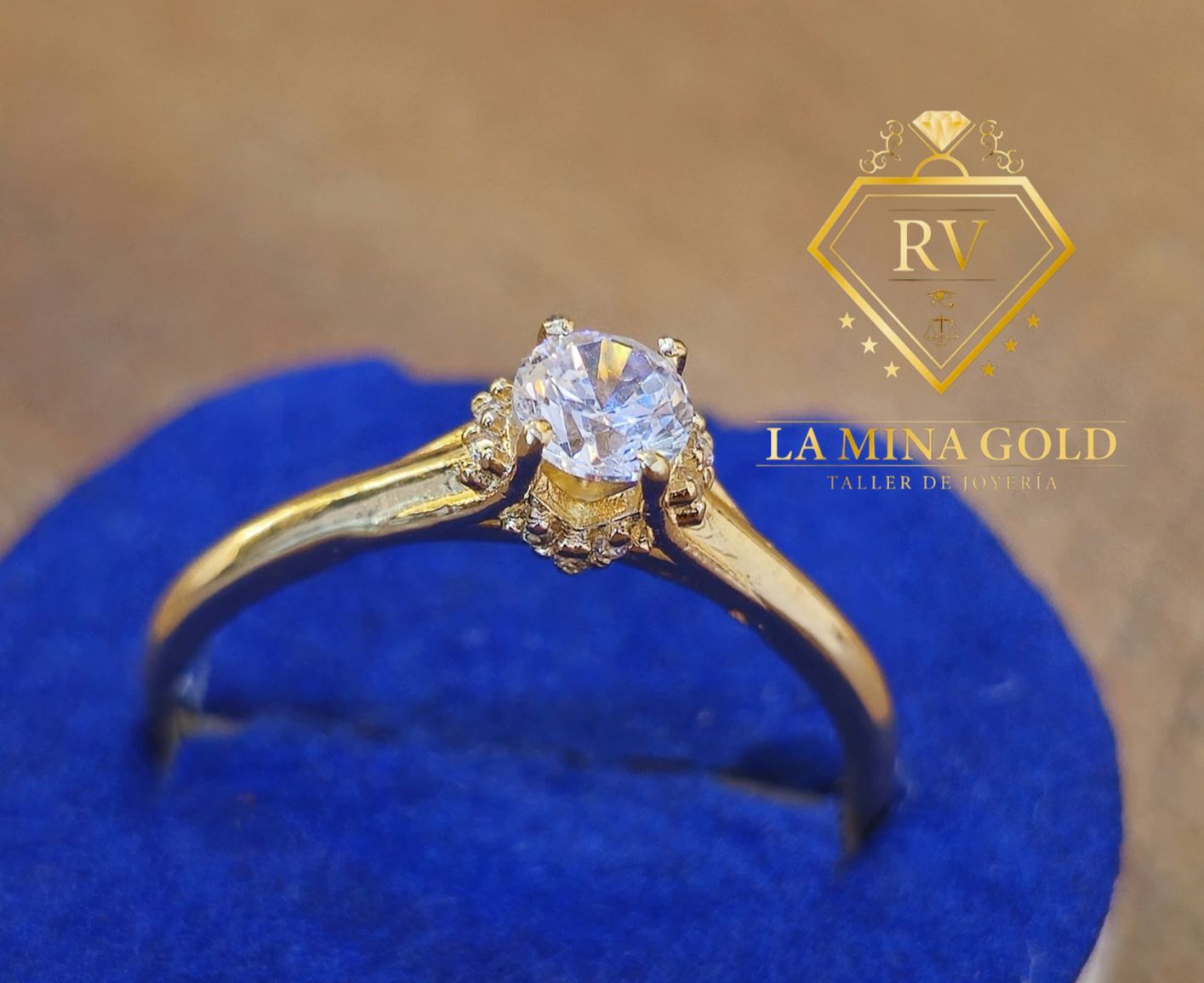 ANILLO SOLITARIO CON CIRCONES, ORO 18K